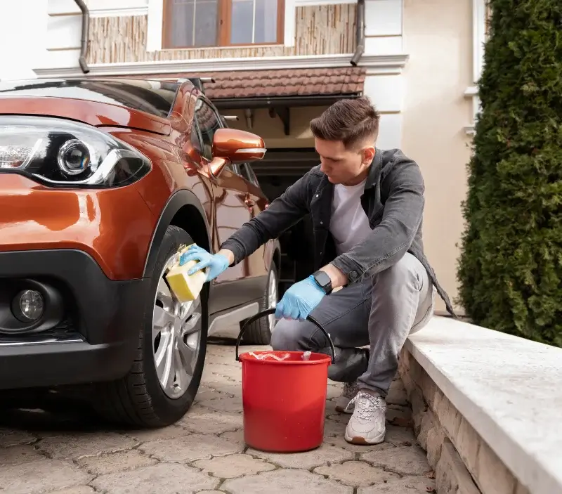 Lavage auto à domicile Sarlat-la-Canéda : professionnel intervenant sur un véhicule